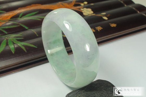 冰糯带翠大重器101克超厚装手镯求大神们估价_翡翠