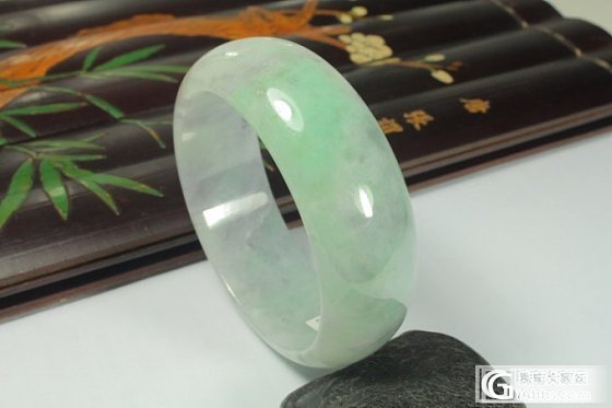 冰糯带翠大重器101克超厚装手镯求大神们估价_翡翠