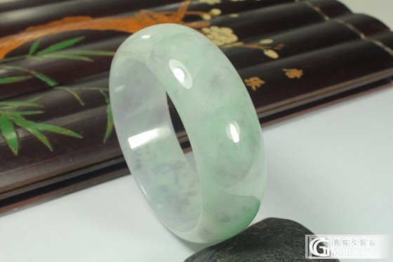 冰糯带翠大重器101克超厚装手镯求大神们估价_翡翠