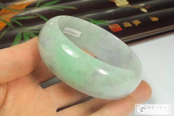 冰糯带翠大重器101克超厚装手镯求大神们估价_翡翠