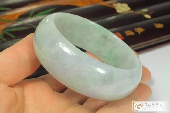 冰糯带翠大重器101克超厚装手镯求大神们估价_翡翠