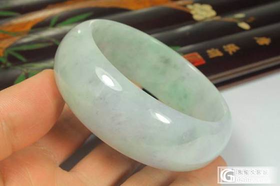 冰糯带翠大重器101克超厚装手镯求大神们估价_翡翠