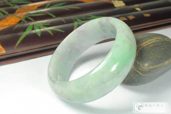 冰糯带翠大重器101克超厚装手镯求大神们估价_翡翠