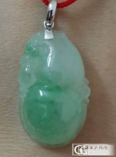 小巧玲珑，表面晶莹剔透，灯光一照那个碎呀！_翡翠