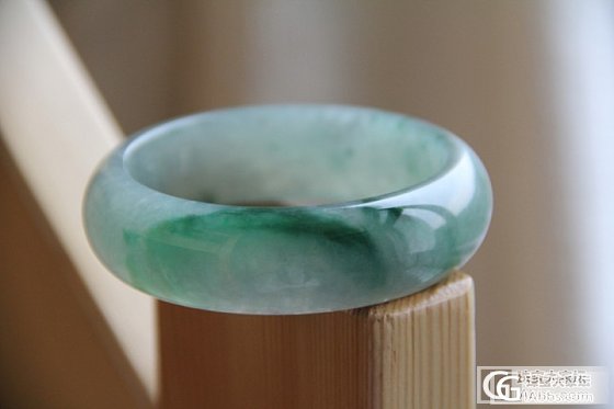 昨儿的宽版厚装飘阳绿冰糯种美镯！（补几张能看到水头的照片！）_翡翠