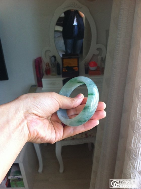 昨儿的宽版厚装飘阳绿冰糯种美镯！（补几张能看到水头的照片！）_翡翠