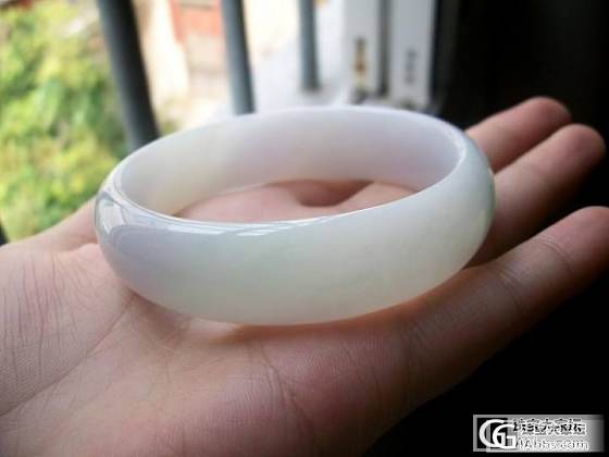 想入个镯子，两个中哪个更好？_翡翠