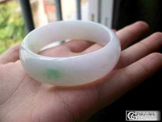 想入个镯子，两个中哪个更好？_翡翠