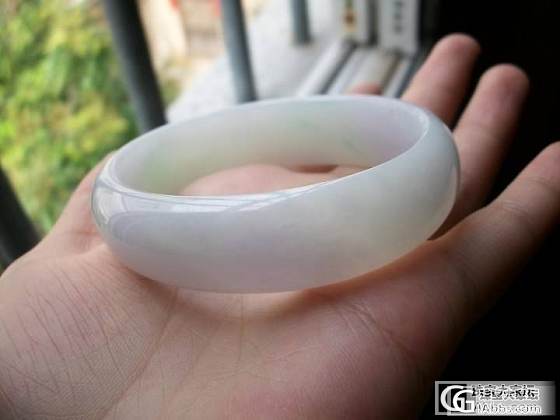 想入个镯子，两个中哪个更好？_翡翠
