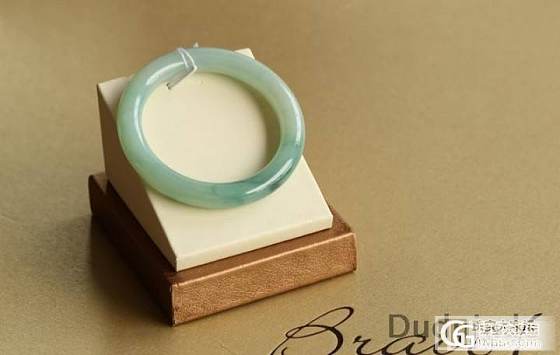 想入个镯子，两个中哪个更好？_翡翠
