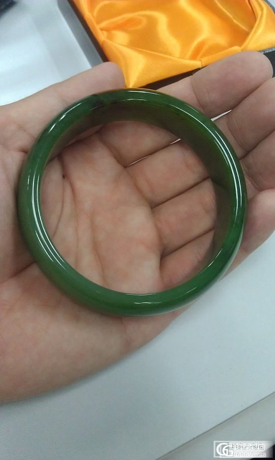 请教高手帮忙看看这个俄碧的镯子这个价位可以买不，着急，谢谢~~_碧玉