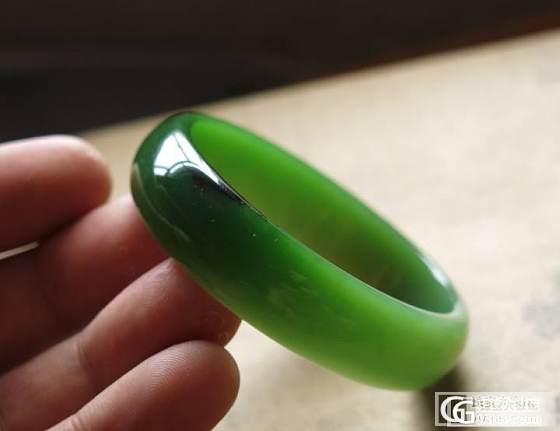 极品细腻的碧玉手镯_玉石