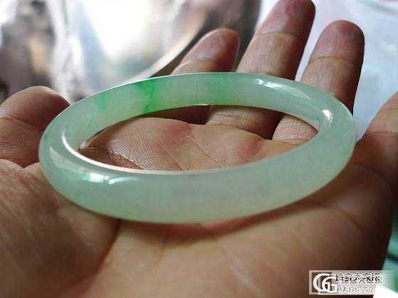麻烦大家帮忙看看这两个阳绿镯子值不值小中五，价格差不多，哪个好点哦，谢谢了_翡翠