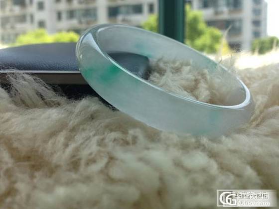 求各位大虾鉴定 翡翠镯子 新人多图随评～～_翡翠