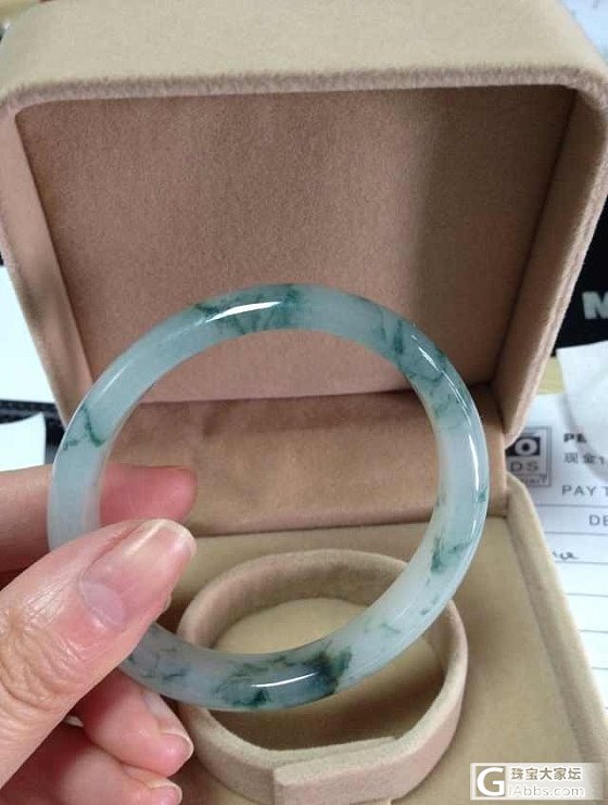 请帮忙看看这只手镯，顺便估个价吧~~_翡翠