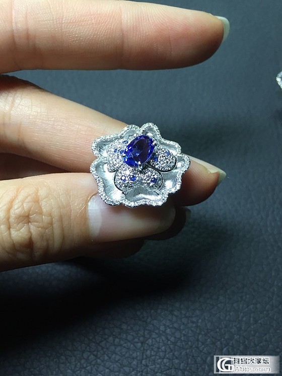 镶嵌真能弥补宝石的缺陷，普通石头瞬间变大牌_蓝宝石