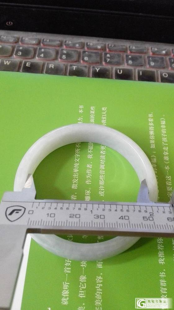 出一枚翡翠玉镯_玉石