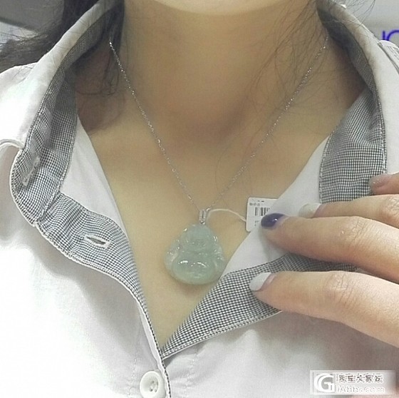 年轻女生戴玉佛是戴果绿色的好还是无色的好？_挂件翡翠
