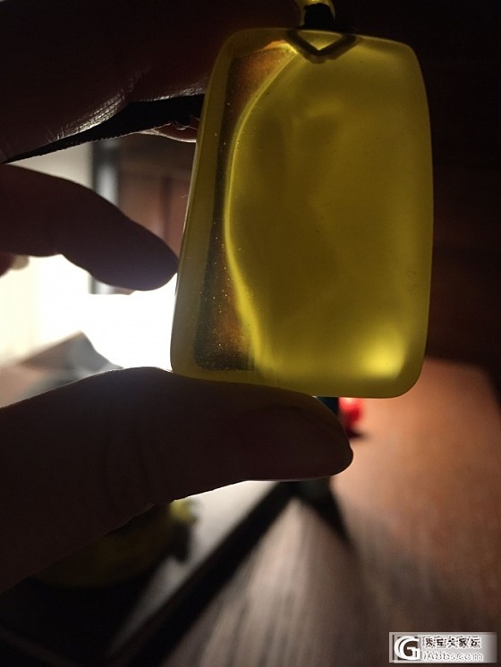 买了一块极品小蜜蜡，无意中发现里面有个兔子头的图案，有大仙给看看吗？_蜜蜡