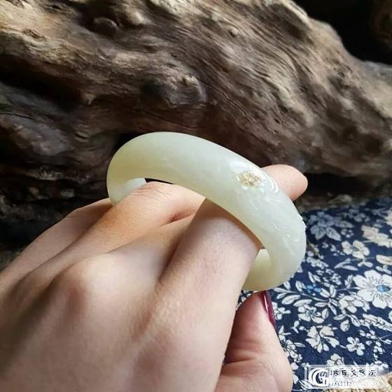 看看这个小小籽料镯子...._手镯和田玉