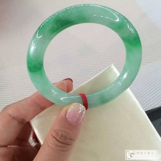 请众亲帮我估价这个翡翠镯子，谢谢！_手镯翡翠