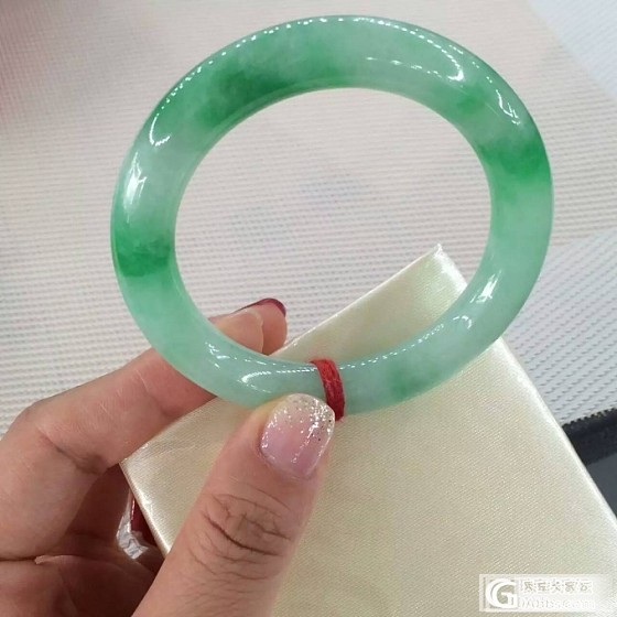 请众亲帮我估价这个翡翠镯子，谢谢！_手镯翡翠