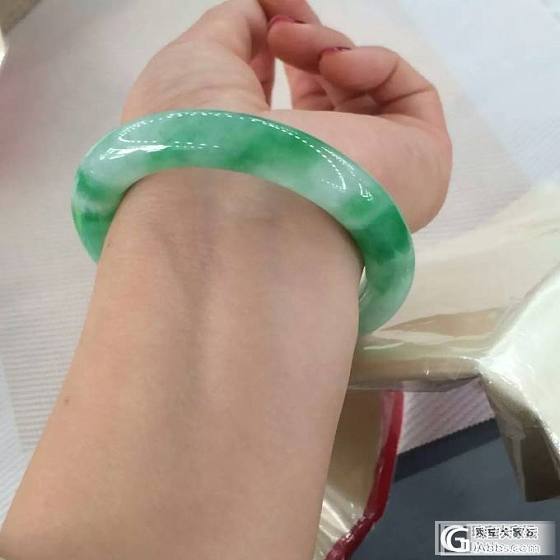 请众亲帮我估价这个翡翠镯子，谢谢！_手镯翡翠