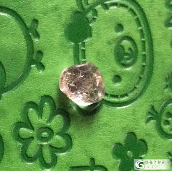 硅鈹石。光线暗时拍出来显粉是怎么回事？_硅铍石刻面宝石