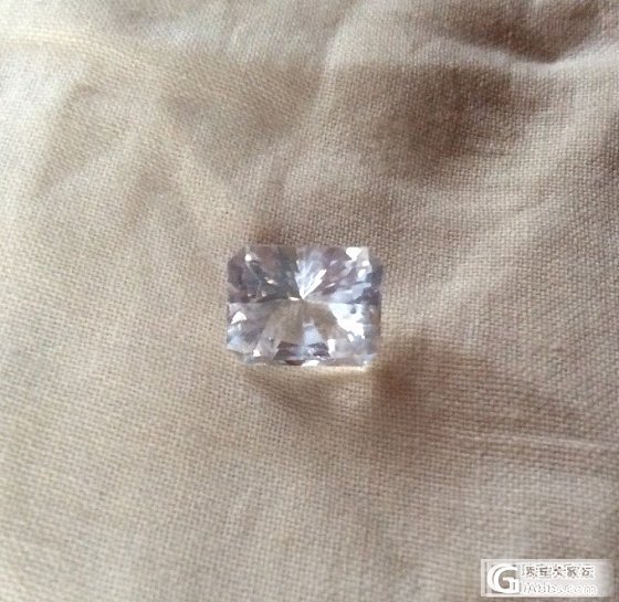 硅鈹石。光线暗时拍出来显粉是怎么回事？_硅铍石刻面宝石