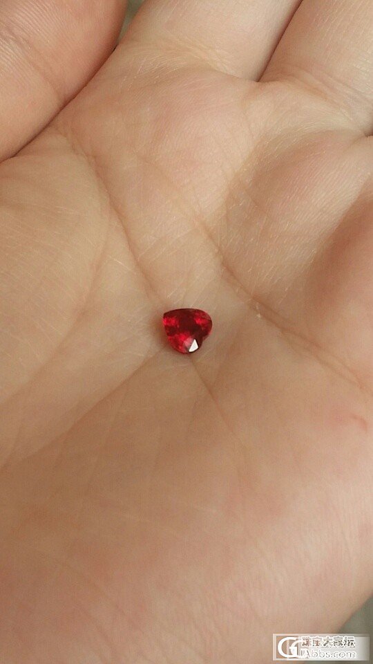 热乎乎的鸽血小红心_刻面宝石红宝石