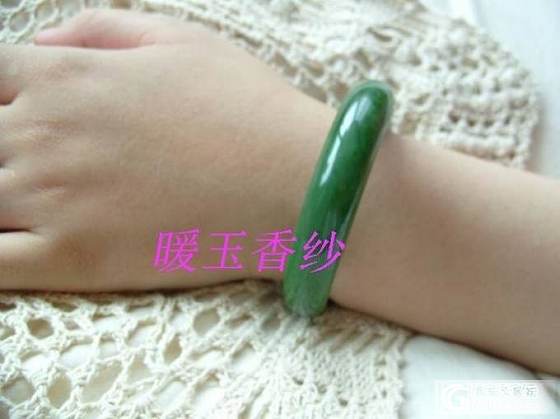 转颜色鲜艳无墨点的碧玉手镯   58圈口_手镯碧玉