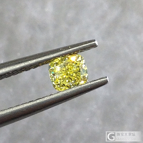 0.53克拉黄钻，没出证书，目测达到FIY，vs以上净度_彩钻