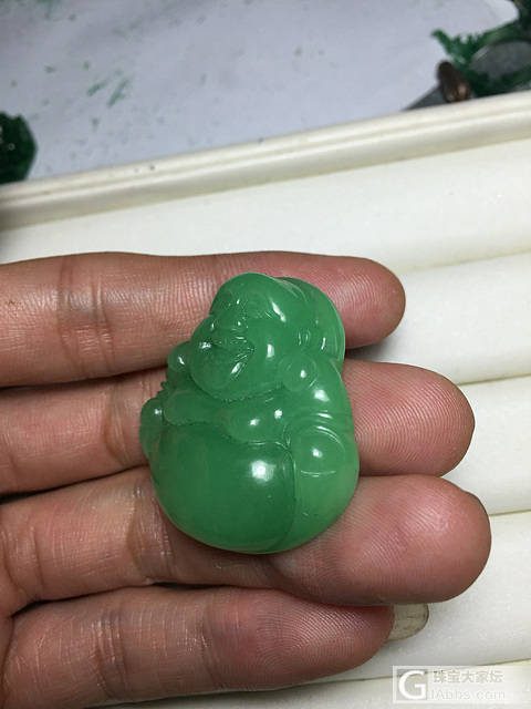 大师们帮忙看一下是不是A货，谢谢_挂件翡翠