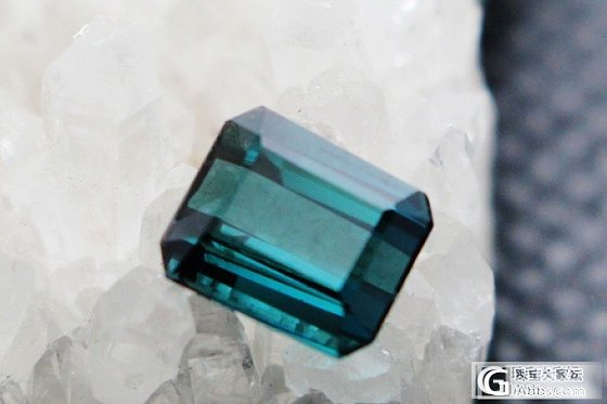 大三入的全净体蓝碧玺戒面1.5ct_碧玺