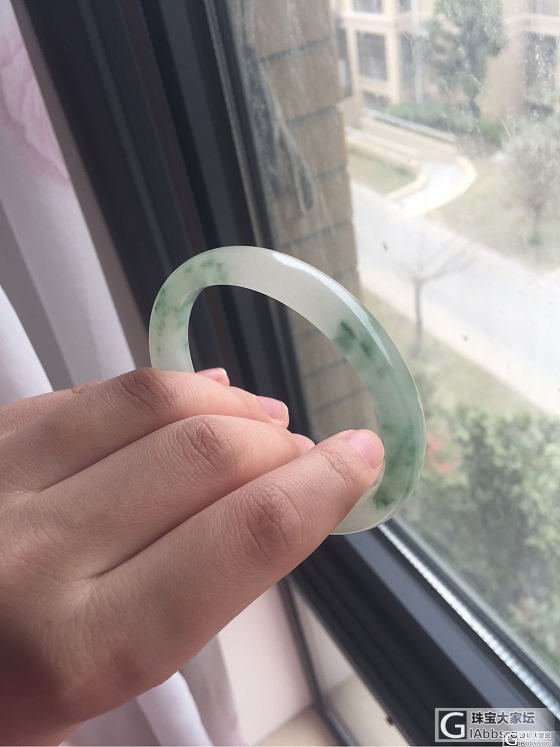 很久之前朋友送的一个镯子，求鉴定是啥？_手镯翡翠