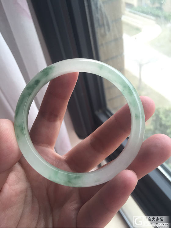 很久之前朋友送的一个镯子，求鉴定是啥？_手镯翡翠
