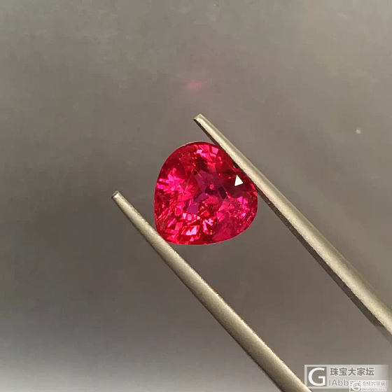 无烧鸽血红同等价位缅甸有棉奶油体，还是莫桑全净玻璃体,哪个更有吸引力._红宝石