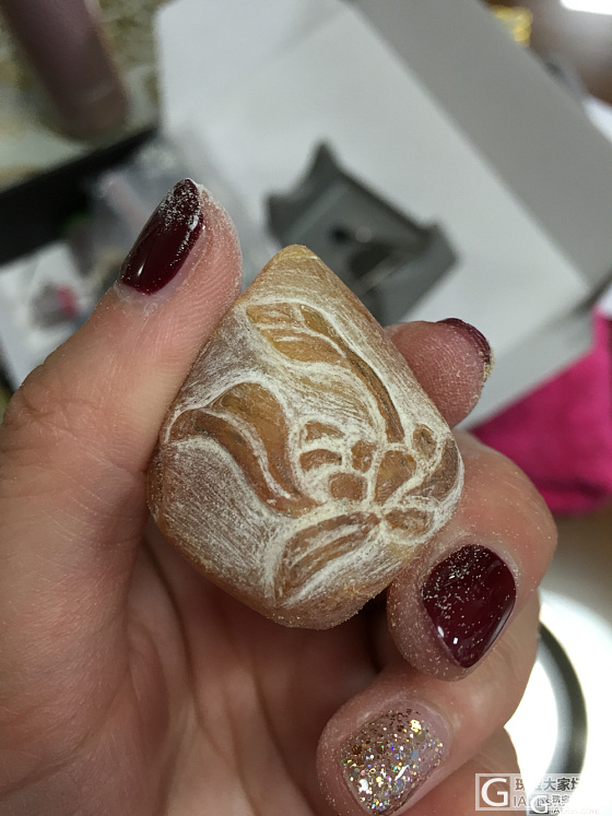 自己动手磨原石，因为有纹尝试了一下雕花_打磨琥珀
