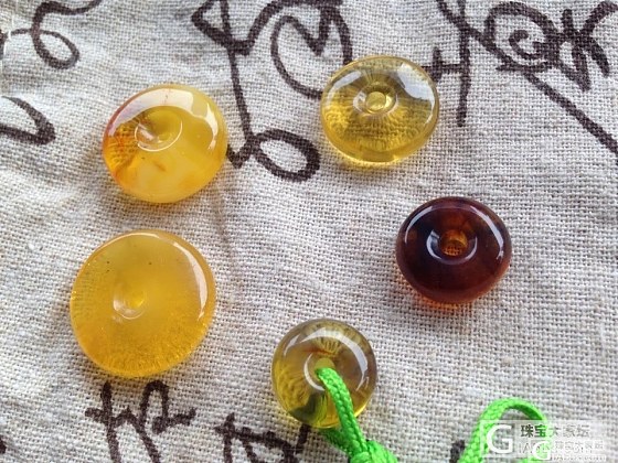 开一个蜜蜡小仓还有opi指甲油，还新搭了一条南红108_蜜蜡琥珀