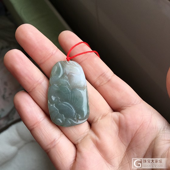 昨天收了几个小挂件，一个说是老坑黄斐叶子，还有几个其他挂件_翡翠