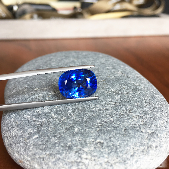 8.9克拉 缅甸无烧矢车菊_刻面宝石蓝宝石