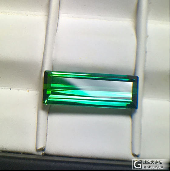 欣赏2颗刚刚切出来的纳米比亚碧玺_刻面宝石碧玺