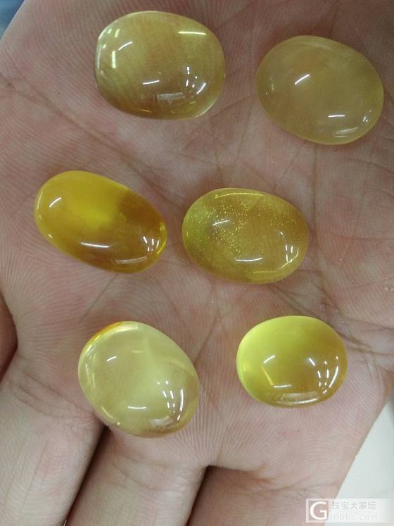 自己用原料打磨的平安扣和戒面_蜜蜡