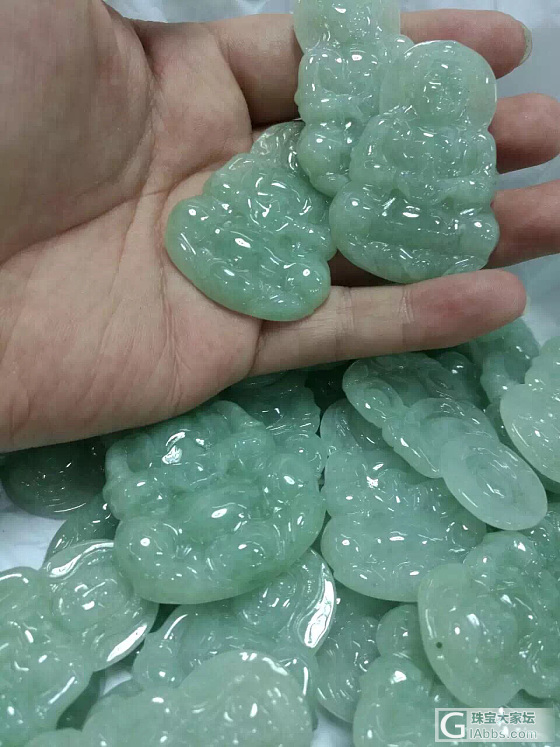 今天新鲜出炉的一批翡翠豆种观音和玉佛，干净细腻，请大家看看。欢迎大家来实体店观摩_翡翠