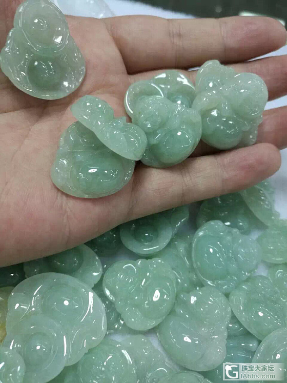 今天新鲜出炉的一批翡翠豆种观音和玉佛，干净细腻，请大家看看。欢迎大家来实体店观摩_翡翠