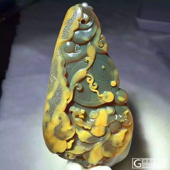 极品收藏绿珀变色龙漂蜜雕件_琥珀