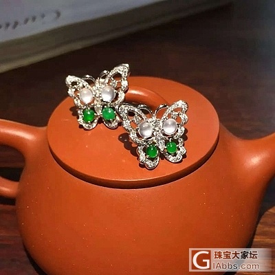 老坑莹光小绿白蛋翡翠钻石耳钉“蝶舞”_耳钉钻石翡翠
