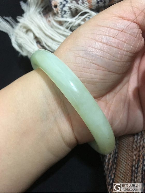 应该是玉吧，但是也没有什么绿色，也不透，能帮我看下吗？_手镯和田玉翡翠