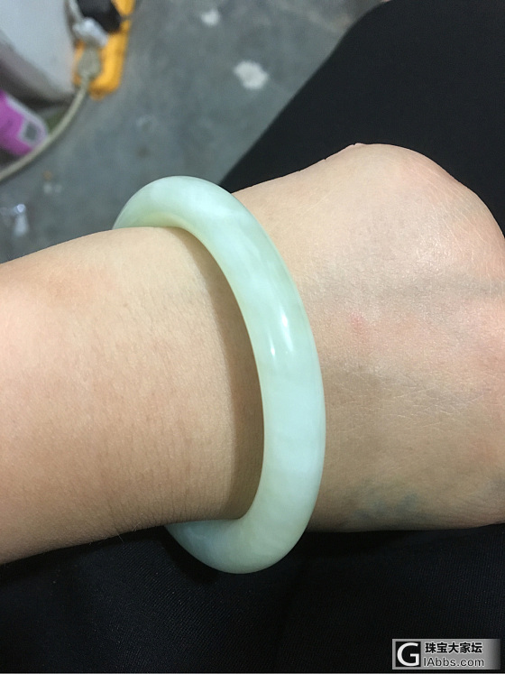 应该是玉吧，但是也没有什么绿色，也不透，能帮我看下吗？_手镯和田玉翡翠