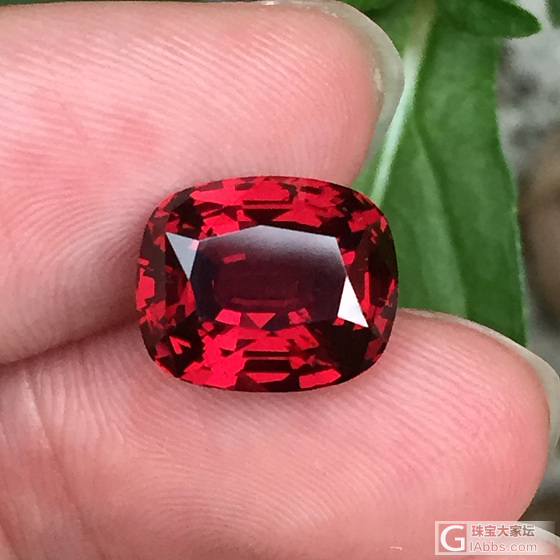 新收的5.84ct缅甸红尖晶，火彩非常好！_刻面宝石尖晶石
